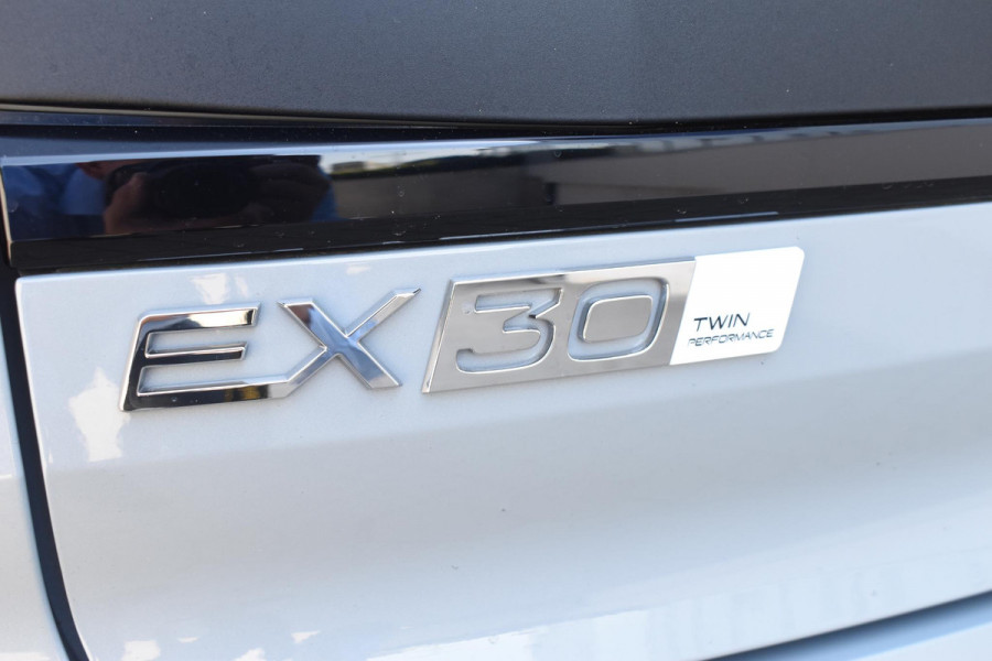 Volvo EX30 Cross Country 428PK Twin Performance Ultra AWD / Cross Country Experience-pakket/ Adaptieve cruise control/ Panoramadak/ BLIS/ Parkeersensoren met 360 camera / Getint Glas / Stoel en stuurwielverwarming / Elektrische stoelen / Apple carplay / Elektrische achterklep / Keyless entry