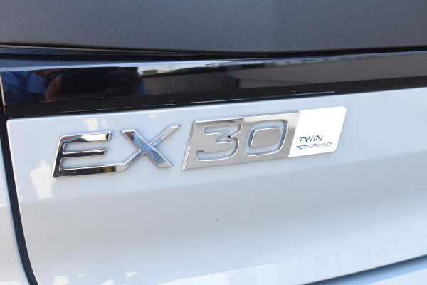 Volvo EX30 Cross Country 428PK Twin Performance Ultra AWD / Cross Country Experience-pakket/ Adaptieve cruise control/ Panoramadak/ BLIS/ Parkeersensoren met 360 camera / Getint Glas / Stoel en stuurwielverwarming / Elektrische stoelen / Apple carplay / Elektrische achterklep / Keyless entry