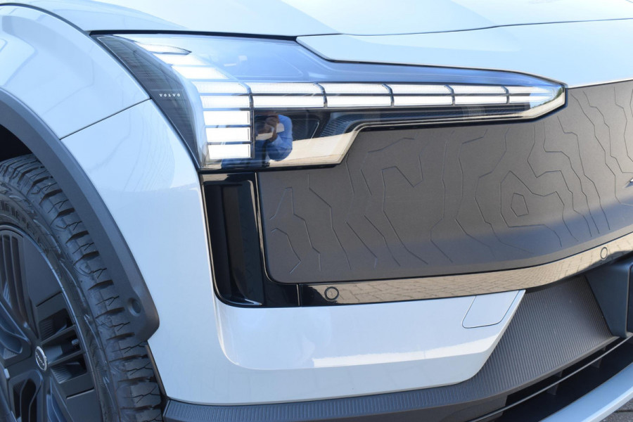 Volvo EX30 Cross Country 428PK Twin Performance Ultra AWD / Cross Country Experience-pakket/ Adaptieve cruise control/ Panoramadak/ BLIS/ Parkeersensoren met 360 camera / Getint Glas / Stoel en stuurwielverwarming / Elektrische stoelen / Apple carplay / Elektrische achterklep / Keyless entry