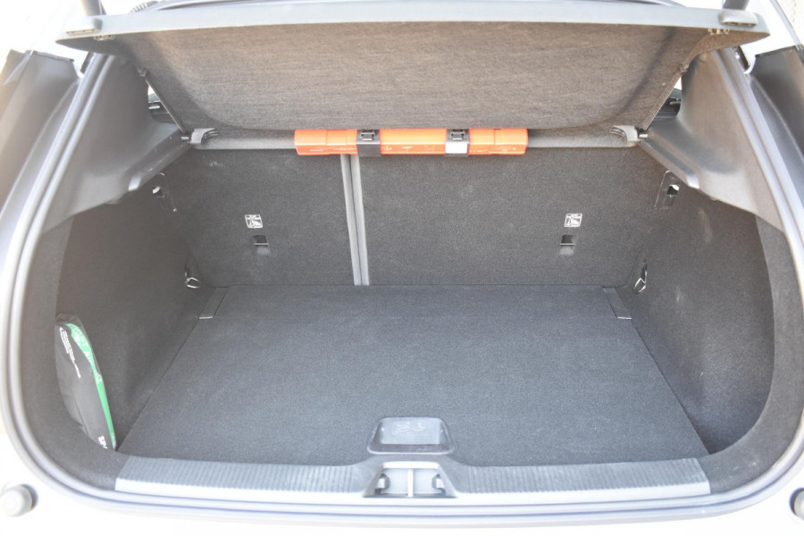 Volvo EX30 Cross Country 428PK Twin Performance Ultra AWD / Cross Country Experience-pakket/ Adaptieve cruise control/ Panoramadak/ BLIS/ Parkeersensoren met 360 camera / Getint Glas / Stoel en stuurwielverwarming / Elektrische stoelen / Apple carplay / Elektrische achterklep / Keyless entry