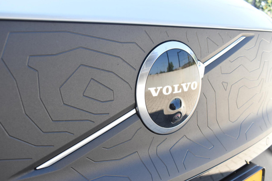 Volvo EX30 Cross Country 428PK Twin Performance Ultra AWD / Cross Country Experience-pakket/ Adaptieve cruise control/ Panoramadak/ BLIS/ Parkeersensoren met 360 camera / Getint Glas / Stoel en stuurwielverwarming / Elektrische stoelen / Apple carplay / Elektrische achterklep / Keyless entry