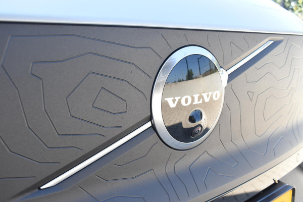 Volvo EX30 Cross Country 428PK Twin Performance Ultra AWD / Cross Country Experience-pakket/ Adaptieve cruise control/ Panoramadak/ BLIS/ Parkeersensoren met 360 camera / Getint Glas / Stoel en stuurwielverwarming / Elektrische stoelen / Apple carplay / Elektrische achterklep / Keyless entry