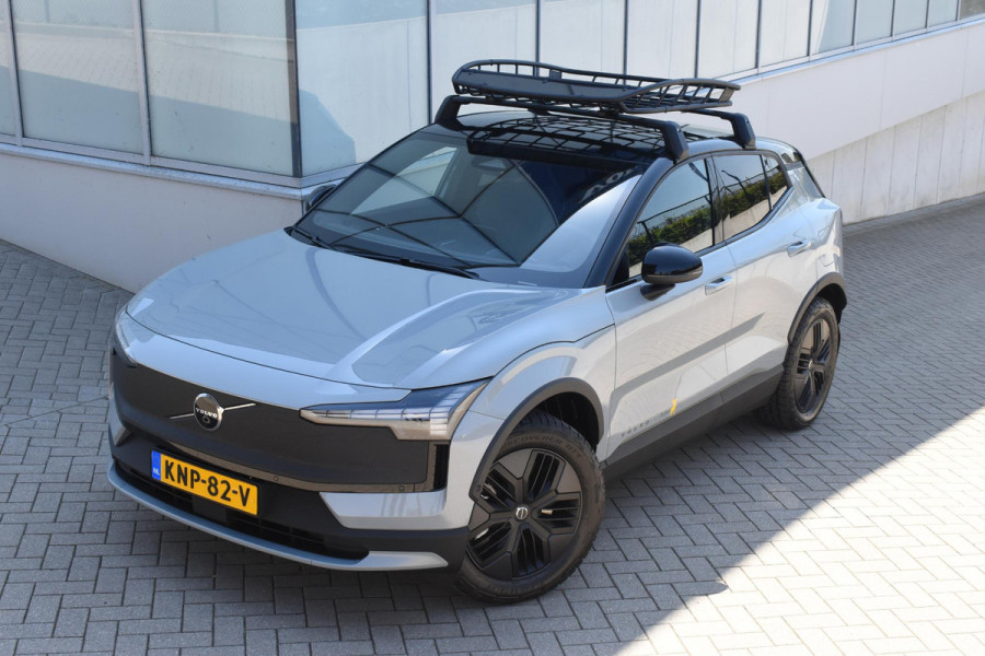 Volvo EX30 Cross Country 428PK Twin Performance Ultra AWD / Cross Country Experience-pakket/ Adaptieve cruise control/ Panoramadak/ BLIS/ Parkeersensoren met 360 camera / Getint Glas / Stoel en stuurwielverwarming / Elektrische stoelen / Apple carplay / Elektrische achterklep / Keyless entry