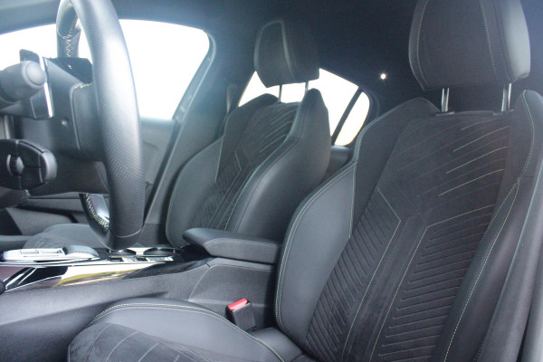 Peugeot 208 1.2 Hybrid 145PK AUTOMAAT GT PACK | ELEKTRISCH BEDIENBARE BESTUURDERSSTOEL MET MASSAGE FUNCTIE | ALCANTARA BEKLEDING | STOEL VERWARMING | CRUISE CONTROL | DAB+ RADIO | APPLE CARPLAY/ANDROID AUTO | FULL LED KOPLAMPEN | KEYLESS ENTRY/START | 17" LICHTMETALEN VELGEN | CLIMATE CONTROL | PARKEERSENSOREN VOOR + ACHTER | ACHTERUITRIJ CAMERA |