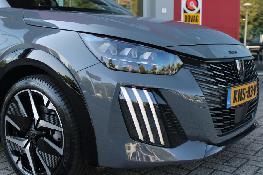 Peugeot 208 1.2 Hybrid 145PK AUTOMAAT GT PACK | ELEKTRISCH BEDIENBARE BESTUURDERSSTOEL MET MASSAGE FUNCTIE | ALCANTARA BEKLEDING | STOEL VERWARMING | CRUISE CONTROL | DAB+ RADIO | APPLE CARPLAY/ANDROID AUTO | FULL LED KOPLAMPEN | KEYLESS ENTRY/START | 17" LICHTMETALEN VELGEN | CLIMATE CONTROL | PARKEERSENSOREN VOOR + ACHTER | ACHTERUITRIJ CAMERA |