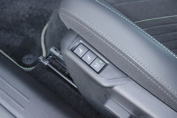 Peugeot 208 1.2 Hybrid 145PK AUTOMAAT GT PACK | ELEKTRISCH BEDIENBARE BESTUURDERSSTOEL MET MASSAGE FUNCTIE | ALCANTARA BEKLEDING | STOEL VERWARMING | CRUISE CONTROL | DAB+ RADIO | APPLE CARPLAY/ANDROID AUTO | FULL LED KOPLAMPEN | KEYLESS ENTRY/START | 17" LICHTMETALEN VELGEN | CLIMATE CONTROL | PARKEERSENSOREN VOOR + ACHTER | ACHTERUITRIJ CAMERA |