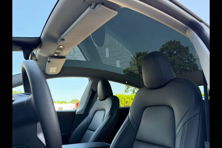 Tesla Model Y Long Range AWD 75 kWh - Automaat - Panoramadak - Navi - Parkeerhulp