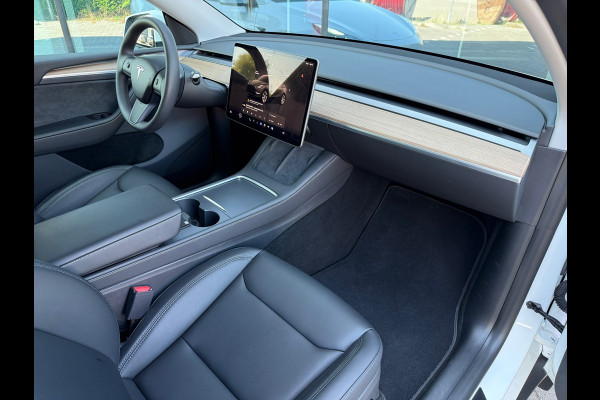 Tesla Model Y Long Range AWD 75 kWh - Automaat - Panoramadak - Navi - Parkeerhulp