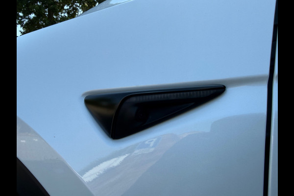Tesla Model Y Long Range AWD 75 kWh - Automaat - Panoramadak - Navi - Parkeerhulp