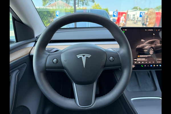 Tesla Model Y Long Range AWD 75 kWh - Automaat - Panoramadak - Navi - Parkeerhulp