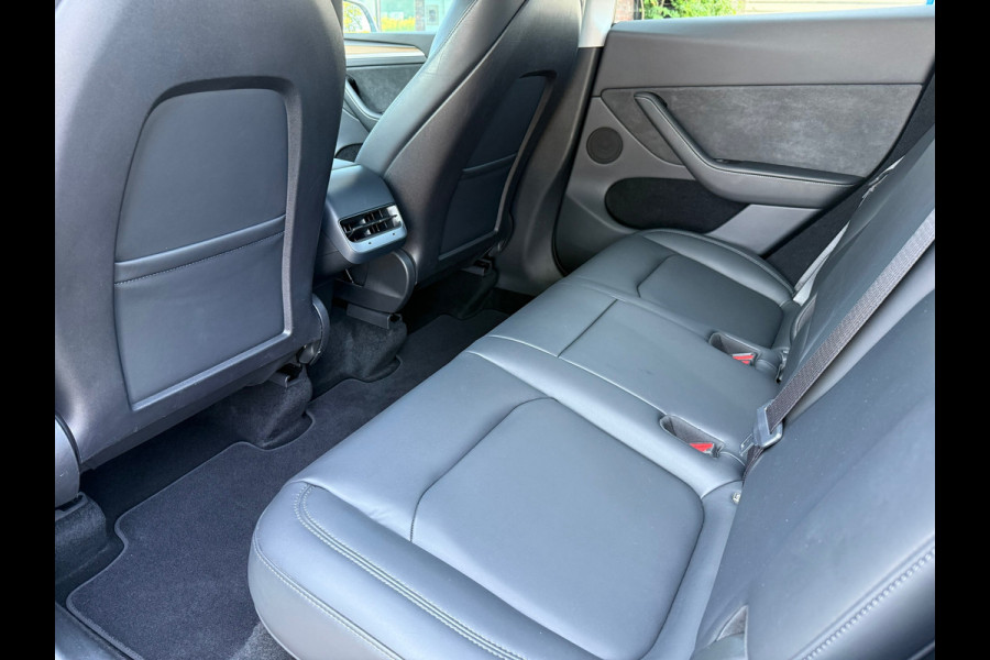 Tesla Model Y Long Range AWD 75 kWh - Automaat - Panoramadak - Navi - Parkeerhulp