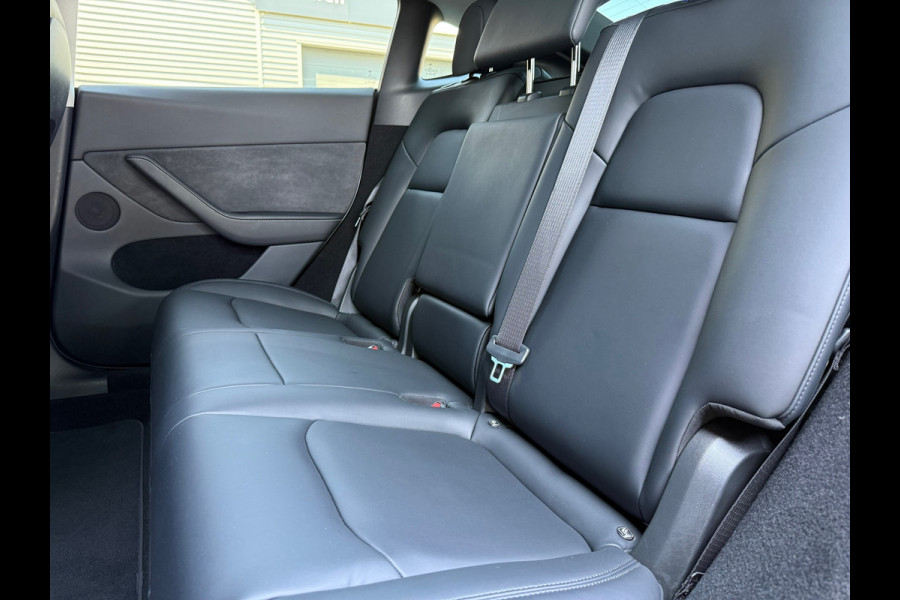 Tesla Model Y Long Range AWD 75 kWh - Automaat - Panoramadak - Navi - Parkeerhulp