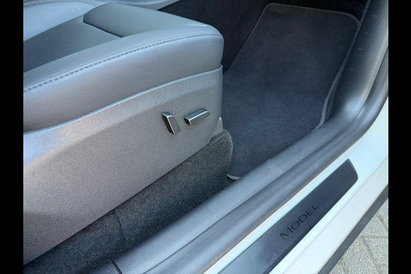 Tesla Model Y Long Range AWD 75 kWh - Automaat - Panoramadak - Navi - Parkeerhulp