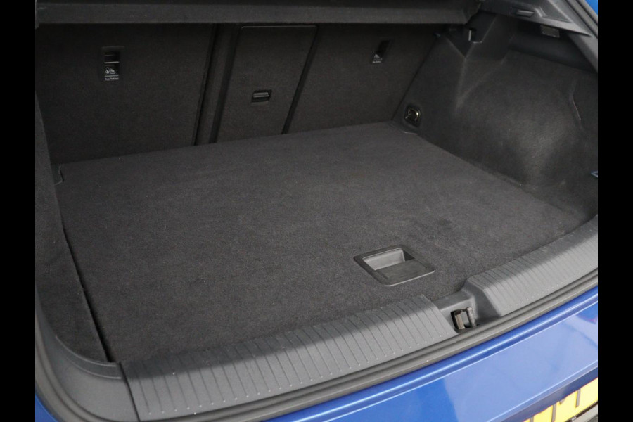 Volkswagen T-Roc 1.0 TSI Style | Trekhaak | Stoelverwarming | Parkeerhulp | Adaptive cruise | Navigatie | Bluetooth | Carplay | Climate control | Virtual cockpit