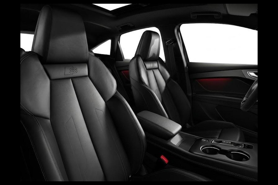 Audi Q4 e-tron S edition e-tron 63 kWh 204 pk | Glazen panoramadak | Trekhaak | Techniekpakket plus | Optiekpakket zwart-glanzend |