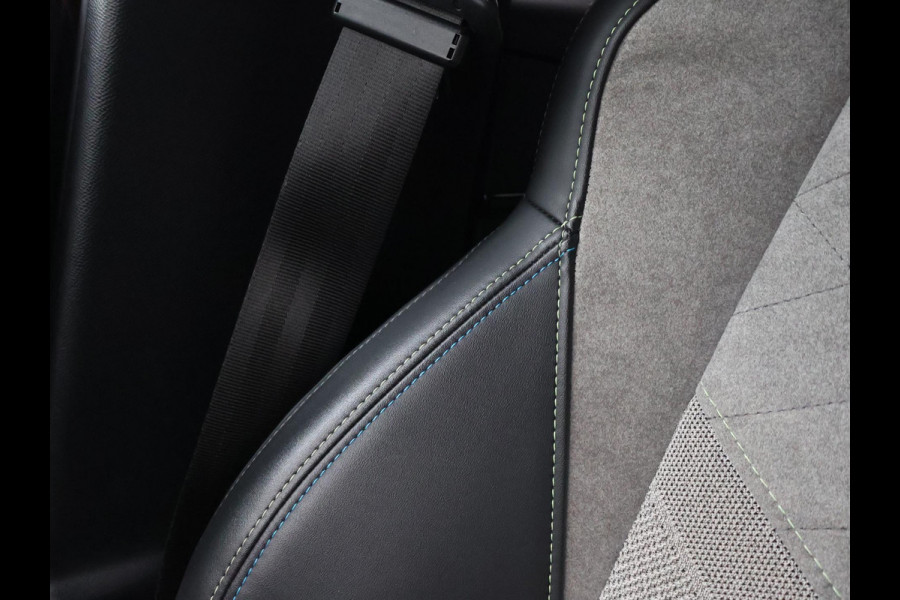 Peugeot e-2008 EV GT PREMIERE + PANORAMA SCHUIFDAK | ADAPTIVE CRUISE | STOELVERWARMING | CAMERA