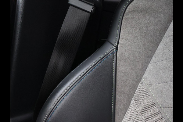 Peugeot e-2008 EV GT PREMIERE + PANORAMA SCHUIFDAK | ADAPTIVE CRUISE | STOELVERWARMING | CAMERA