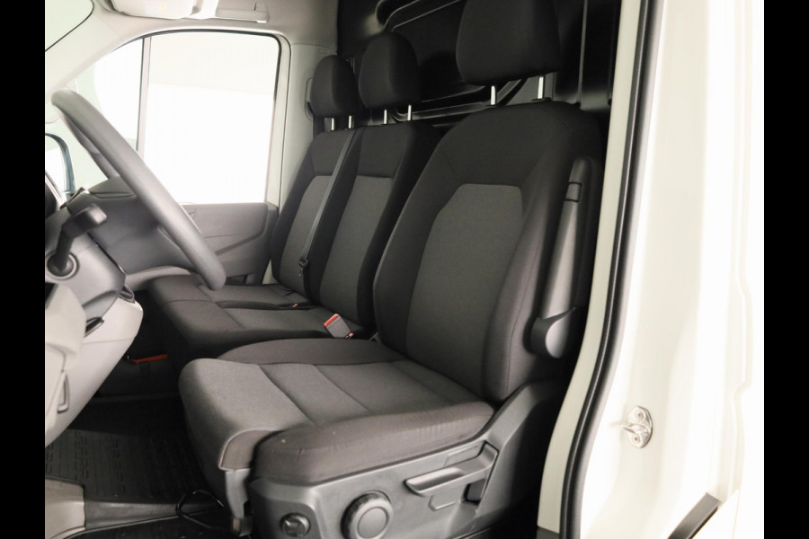 Volkswagen Crafter 35 2.0 TDI L3H3 Highline EURO VI 140 pk Automaat | Navigatie | Trekhaak | Parkeersensoren | Achteruitrijcamera | Cruise control |