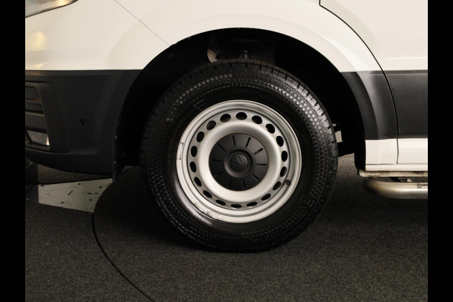 Volkswagen Crafter 35 2.0 TDI L3H3 Highline EURO VI 140 pk Automaat | Navigatie | Trekhaak | Parkeersensoren | Achteruitrijcamera | Cruise control |