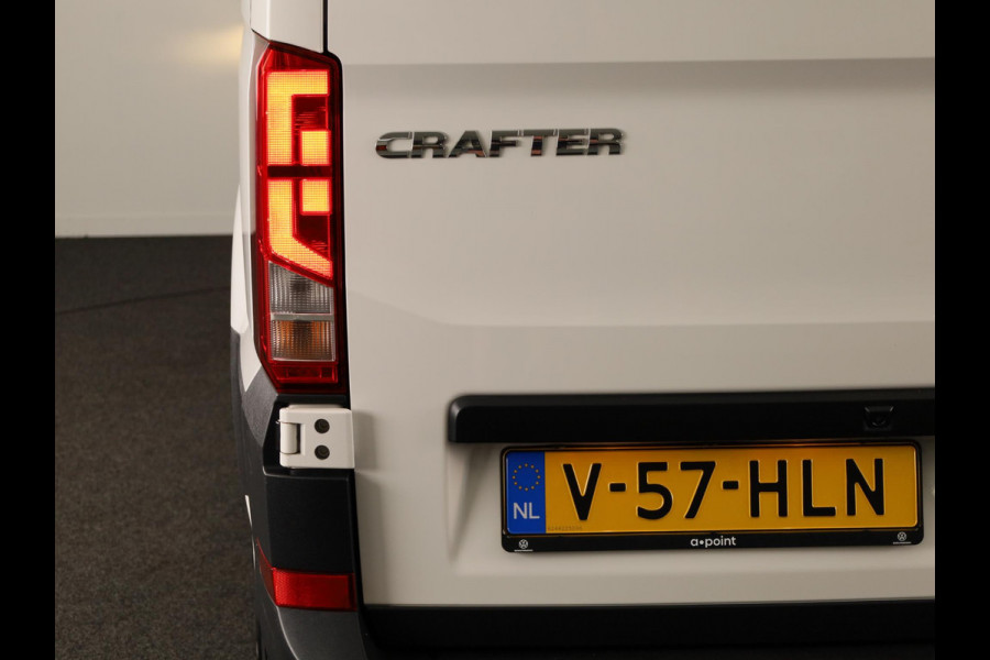 Volkswagen Crafter 35 2.0 TDI L3H3 Highline EURO VI 140 pk Automaat | Navigatie | Trekhaak | Parkeersensoren | Achteruitrijcamera | Cruise control |