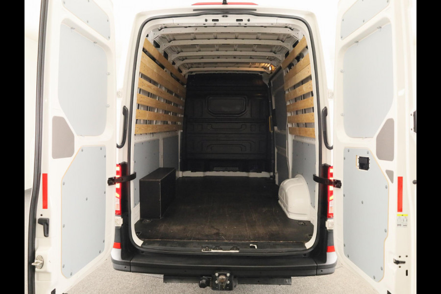 Volkswagen Crafter 35 2.0 TDI L3H3 Highline EURO VI 140 pk Automaat | Navigatie | Trekhaak | Parkeersensoren | Achteruitrijcamera | Cruise control |