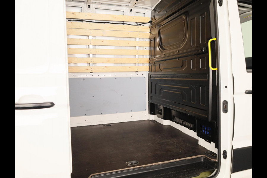 Volkswagen Crafter 35 2.0 TDI L3H3 Highline EURO VI 140 pk Automaat | Navigatie | Trekhaak | Parkeersensoren | Achteruitrijcamera | Cruise control |