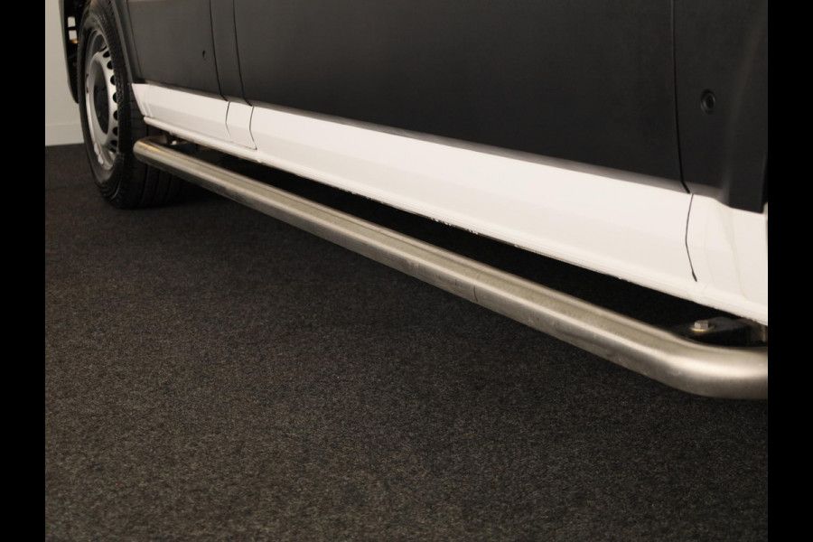 Volkswagen Crafter 35 2.0 TDI L3H3 Highline EURO VI 140 pk Automaat | Navigatie | Trekhaak | Parkeersensoren | Achteruitrijcamera | Cruise control |