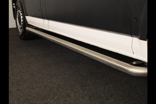Volkswagen Crafter 35 2.0 TDI L3H3 Highline EURO VI 140 pk Automaat | Navigatie | Trekhaak | Parkeersensoren | Achteruitrijcamera | Cruise control |