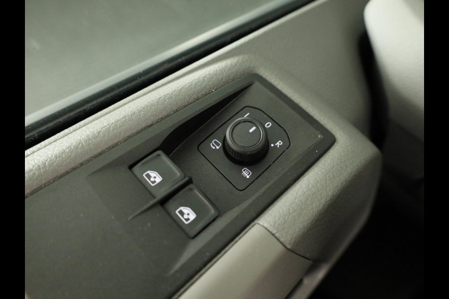 Volkswagen Crafter 35 2.0 TDI L3H3 Highline EURO VI 140 pk Automaat | Navigatie | Trekhaak | Parkeersensoren | Achteruitrijcamera | Cruise control |
