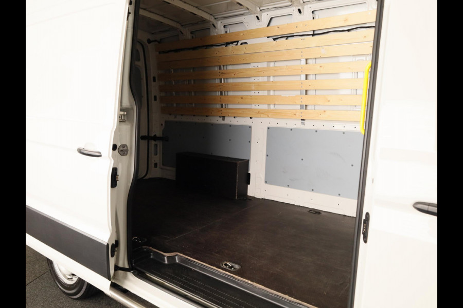 Volkswagen Crafter 35 2.0 TDI L3H3 Highline EURO VI 140 pk Automaat | Navigatie | Trekhaak | Parkeersensoren | Achteruitrijcamera | Cruise control |