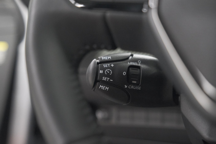 Peugeot 208 1.2 Hybrid 110 e-DCS6 Allure | Apple Carplay | Parkeersensoren Voor + Achter | Climate Control