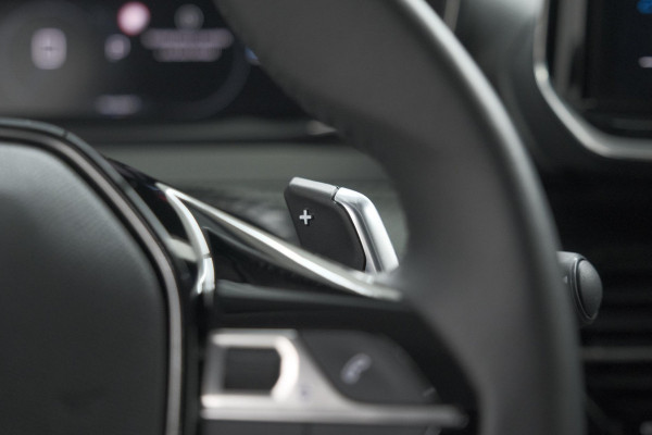 Peugeot 208 1.2 Hybrid 110 e-DCS6 Allure | Apple Carplay | Parkeersensoren Voor + Achter | Climate Control