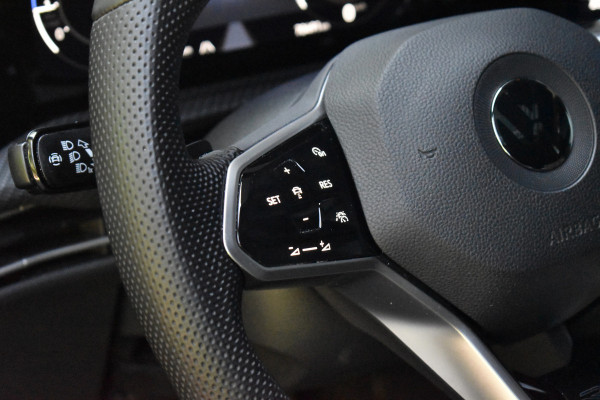 Volkswagen Golf 1.5 eTSI R-Line | Pano | Harman/Kardon | Matrix LED | ACC | Sfeerverlichting | Stuur + Stuurverwarming | Camera |