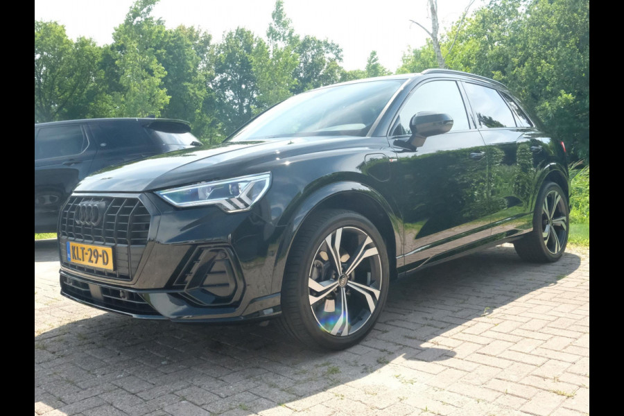 Audi Q3 45 TFSI e S edition 245 PK | Panoramadak | Sonos | Elektrische Klep | Camera | Alcantara bekleding | Stoelverwarming | Dodehoek Sensoren | 20 Inch |