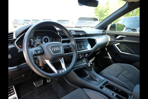 Audi Q3 45 TFSI e S edition 245 PK | Panoramadak | Sonos | Elektrische Klep | Camera | Alcantara bekleding | Stoelverwarming | Dodehoek Sensoren | 20 Inch |