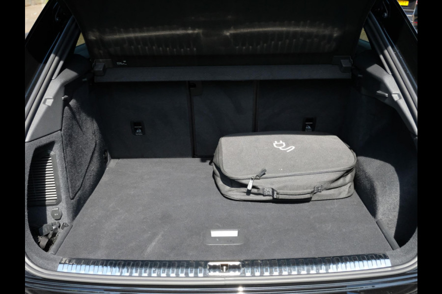 Audi Q3 45 TFSI e S edition 245 PK | Panoramadak | Sonos | Elektrische Klep | Camera | Alcantara bekleding | Stoelverwarming | Dodehoek Sensoren | 20 Inch |