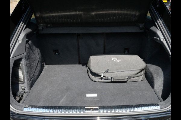 Audi Q3 45 TFSI e S edition 245 PK | Panoramadak | Sonos | Elektrische Klep | Camera | Alcantara bekleding | Stoelverwarming | Dodehoek Sensoren | 20 Inch |