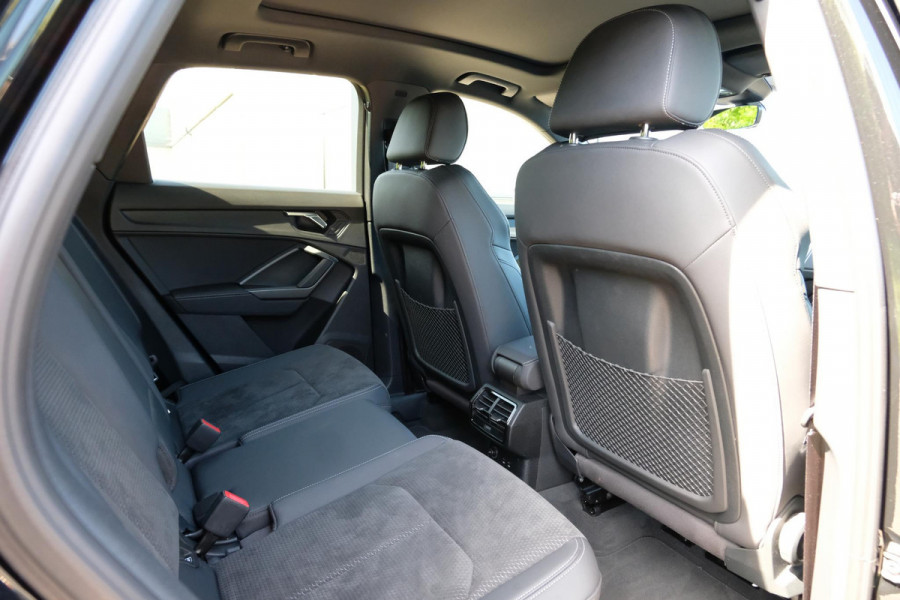 Audi Q3 45 TFSI e S edition 245 PK | Panoramadak | Sonos | Elektrische Klep | Camera | Alcantara bekleding | Stoelverwarming | Dodehoek Sensoren | 20 Inch |