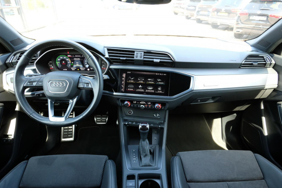 Audi Q3 45 TFSI e S edition 245 PK | Panoramadak | Sonos | Elektrische Klep | Camera | Alcantara bekleding | Stoelverwarming | Dodehoek Sensoren | 20 Inch |