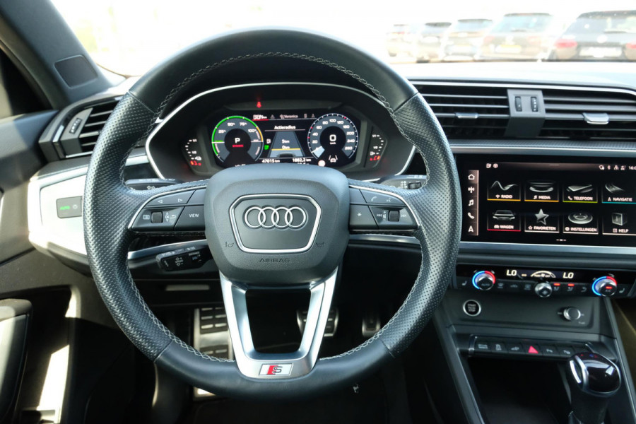 Audi Q3 45 TFSI e S edition 245 PK | Panoramadak | Sonos | Elektrische Klep | Camera | Alcantara bekleding | Stoelverwarming | Dodehoek Sensoren | 20 Inch |