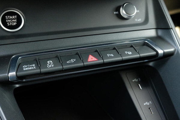 Audi Q3 45 TFSI e S edition 245 PK | Panoramadak | Sonos | Elektrische Klep | Camera | Alcantara bekleding | Stoelverwarming | Dodehoek Sensoren | 20 Inch |