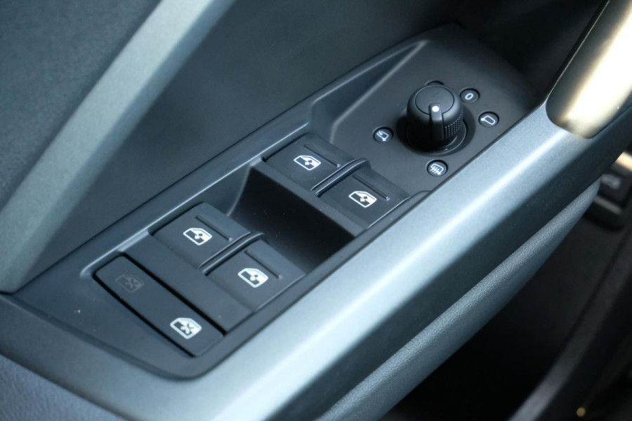 Audi Q3 45 TFSI e S edition 245 PK | Panoramadak | Sonos | Elektrische Klep | Camera | Alcantara bekleding | Stoelverwarming | Dodehoek Sensoren | 20 Inch |