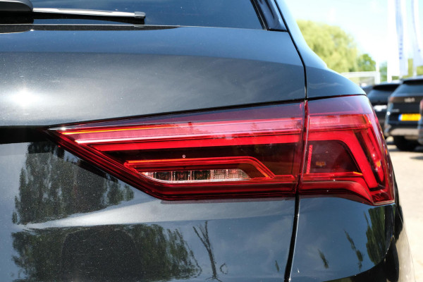 Audi Q3 45 TFSI e S edition 245 PK | Panoramadak | Sonos | Elektrische Klep | Camera | Alcantara bekleding | Stoelverwarming | Dodehoek Sensoren | 20 Inch |