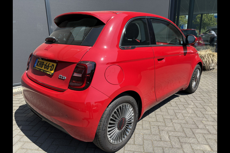 Fiat 500 RED 24 kWh Achteruitrijcamera - Apple carplay - Navigatie - Parkeersensor achter - Draadloze telefoonoplader - Airco - Bluetooth - Cruise control - Keyless start - Radio - Stuur multifunctioneel - Elektrische ramen - Led verlichting - Licht metalen velgen 16 inch