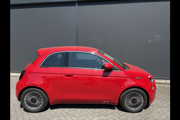Fiat 500 RED 24 kWh Achteruitrijcamera - Apple carplay - Navigatie - Parkeersensor achter - Draadloze telefoonoplader - Airco - Bluetooth - Cruise control - Keyless start - Radio - Stuur multifunctioneel - Elektrische ramen - Led verlichting - Licht metalen velgen 16 inch