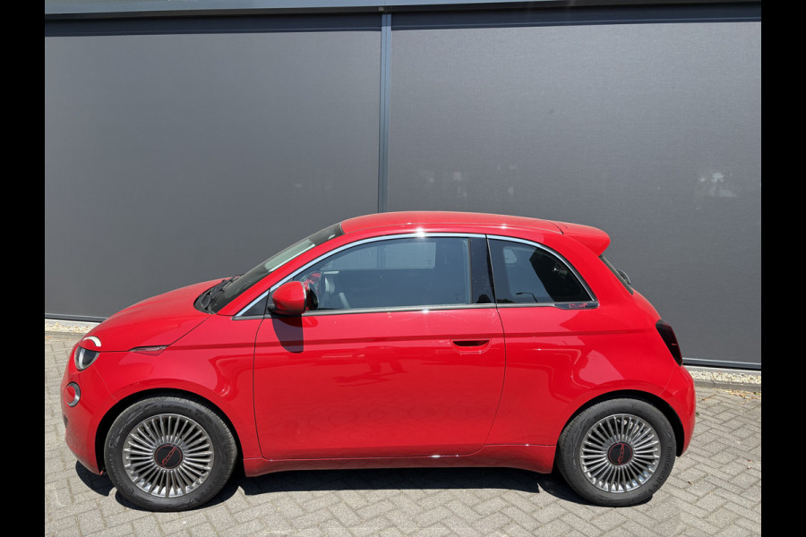 Fiat 500 RED 24 kWh Achteruitrijcamera - Apple carplay - Navigatie - Parkeersensor achter - Draadloze telefoonoplader - Airco - Bluetooth - Cruise control - Keyless start - Radio - Stuur multifunctioneel - Elektrische ramen - Led verlichting - Licht metalen velgen 16 inch
