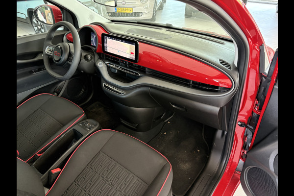 Fiat 500 RED 24 kWh Achteruitrijcamera - Apple carplay - Navigatie - Parkeersensor achter - Draadloze telefoonoplader - Airco - Bluetooth - Cruise control - Keyless start - Radio - Stuur multifunctioneel - Elektrische ramen - Led verlichting - Licht metalen velgen 16 inch