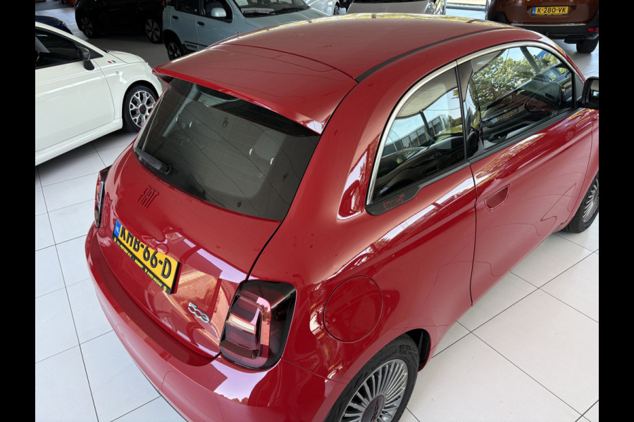 Fiat 500 RED 24 kWh Achteruitrijcamera - Apple carplay - Navigatie - Parkeersensor achter - Draadloze telefoonoplader - Airco - Bluetooth - Cruise control - Keyless start - Radio - Stuur multifunctioneel - Elektrische ramen - Led verlichting - Licht metalen velgen 16 inch