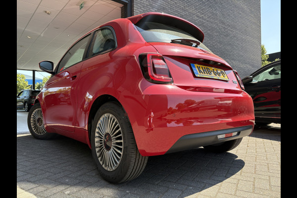 Fiat 500 RED 24 kWh Achteruitrijcamera - Apple carplay - Navigatie - Parkeersensor achter - Draadloze telefoonoplader - Airco - Bluetooth - Cruise control - Keyless start - Radio - Stuur multifunctioneel - Elektrische ramen - Led verlichting - Licht metalen velgen 16 inch