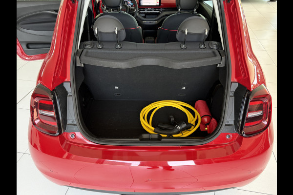 Fiat 500 RED 24 kWh Achteruitrijcamera - Apple carplay - Navigatie - Parkeersensor achter - Draadloze telefoonoplader - Airco - Bluetooth - Cruise control - Keyless start - Radio - Stuur multifunctioneel - Elektrische ramen - Led verlichting - Licht metalen velgen 16 inch